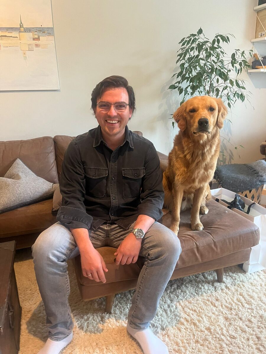 Marcel, Gründer von Claim, mit Tore, dem Hund seiner schwedischen Freunde